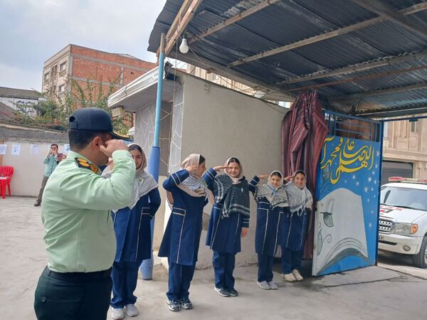 حضور نیروهای انتظامی در دبیرستان نجم قائمشهر