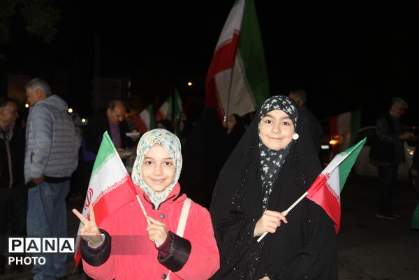شب همبستگی ایرانیان؛ خیابان‌ها لبریز از شور ملی