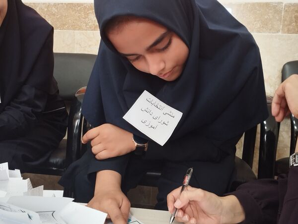 انتخابات شورای دانش‌آموزی در دبیرستان فاطمه آهنچی مشهد