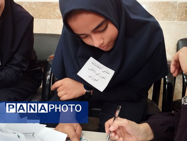 انتخابات شورای دانش‌آموزی در دبیرستان فاطمه آهنچی مشهد