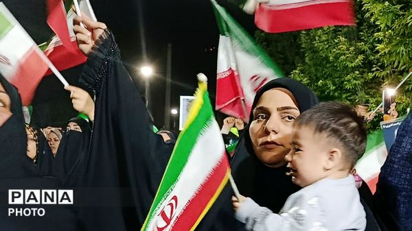 قلب‌های مردم به عشق وطن در چهار باغ خرم‌ آباد، برای ایران تپید