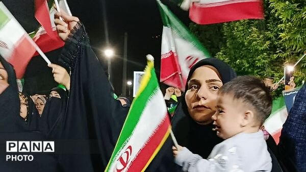 قلب‌های مردم به عشق وطن در چهار باغ خرم‌ آباد، برای ایران تپید