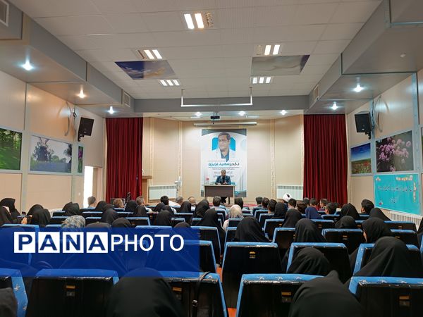 کارگاه آموزشی نحوه ارتباط موثر و درک نیازهای دانش‌آموزان در بهاباد 