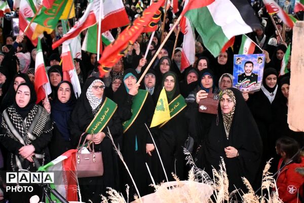 موج ۵۶ در تجمعات شبانه قروه؛ حضور پرشور مردم به میزبانی پیشکسوتان دفاع مقدس و بیرق مطهر حرم امام حسین(ع)