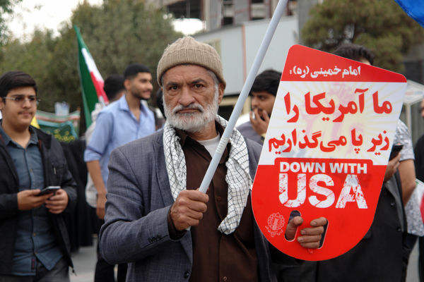 جلوه‌های حضور دانش‌آموزان در راهپیمایی 13 آبان