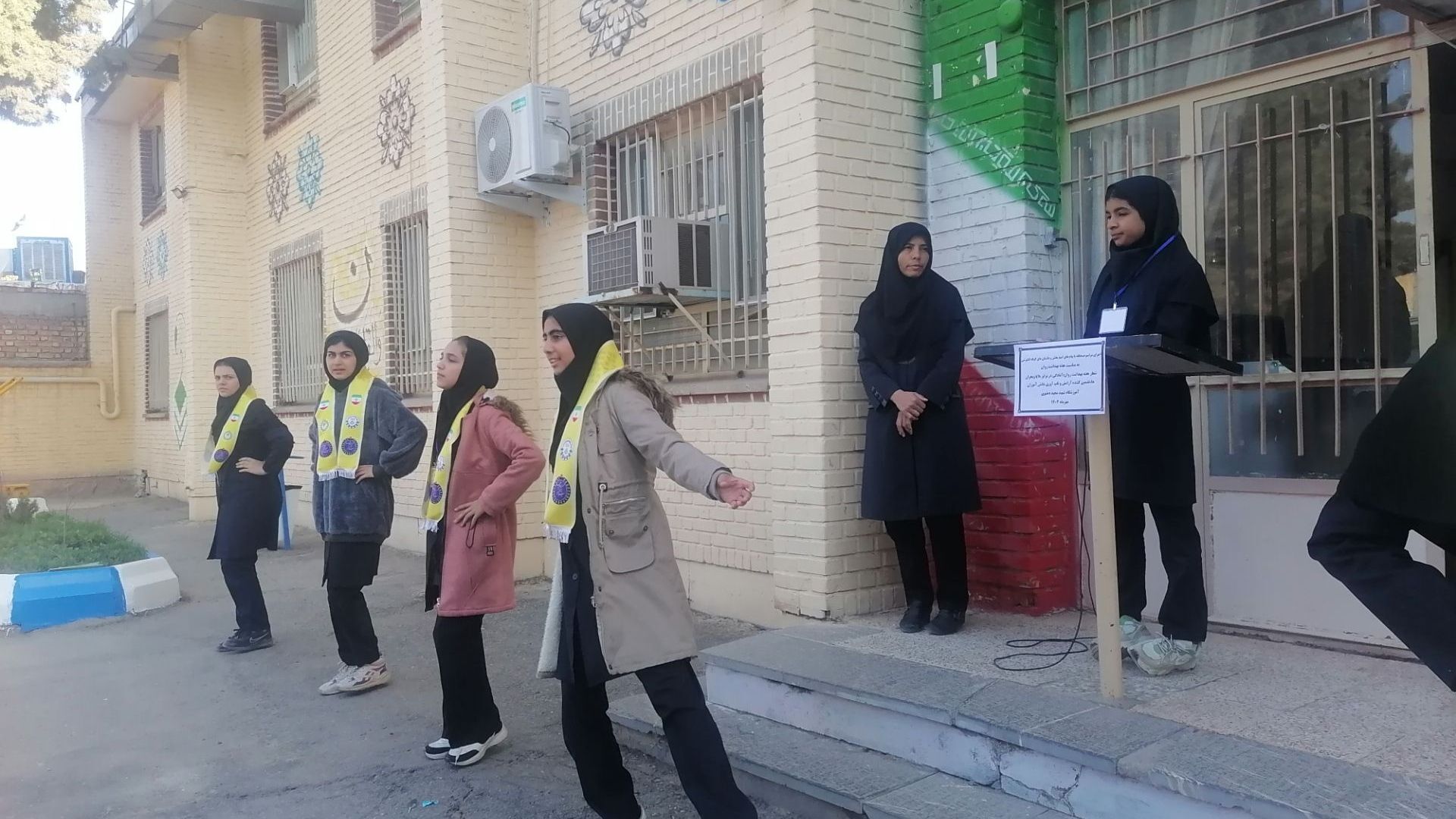 اجرای نرمش صبحگاهی در دبیرستان شهید مجید دهنوی نیشابور