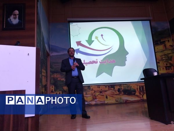 جلسه هدایت تحصیلی دانش‌آموزان ناحیه۶ در فرهنگسرای ترافیک