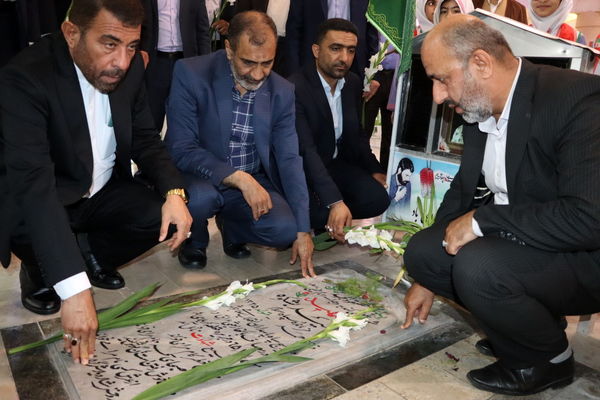 عطر افشانی مزار مطهر شهدای فرهنگی و دانش‌آموز شهرستان بوشهر  