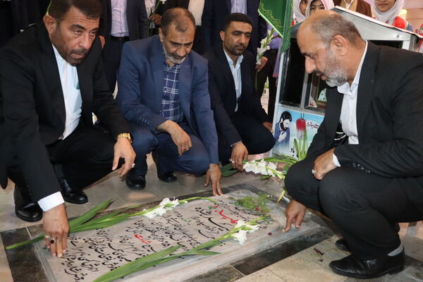 عطر افشانی مزار مطهر شهدای فرهنگی و دانش‌آموز شهرستان بوشهر  