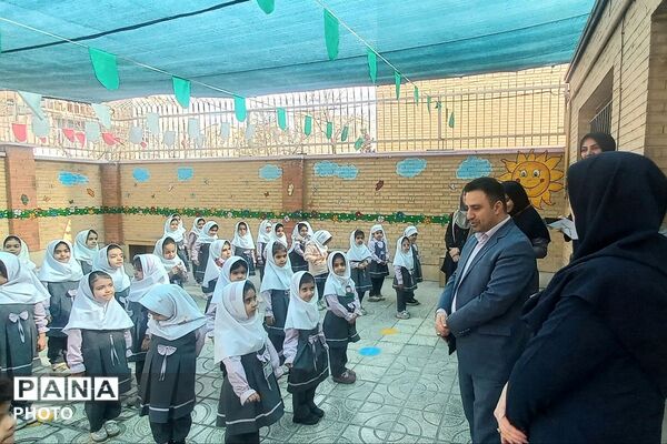 بازدید مدیر اداره تعلیم و تربیت شهرستانهای استان تهران از کودکستان فدک ناحیه دو شهرری 