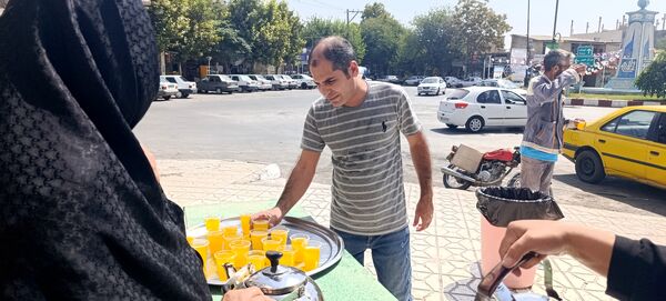 توزیع شربت و شیرینی به مناسبت میلاد پیامبر اسلام (ص) 
