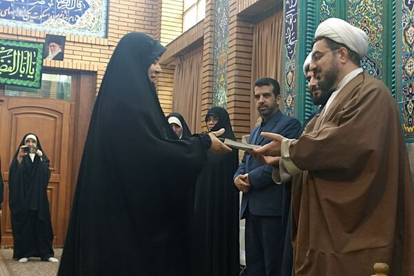 اهدای جوایز به دختران رتبه آور در رشته های قرآن و عترت و نماز شهرستان دماوند