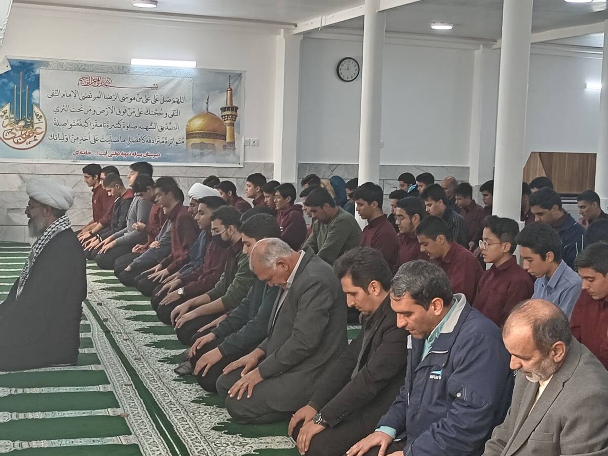 اقامه نماز جماعت به امامت امام جمعه کاشمر در دبیرستان نمونه آیت الله خامنه‌ای 