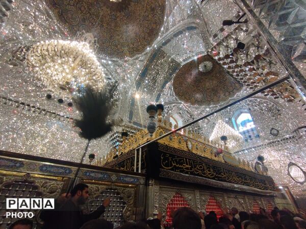 سلام زائران اربعین به باب‌الحوائج(ع) در حرم نورانی امامین کاظمین
