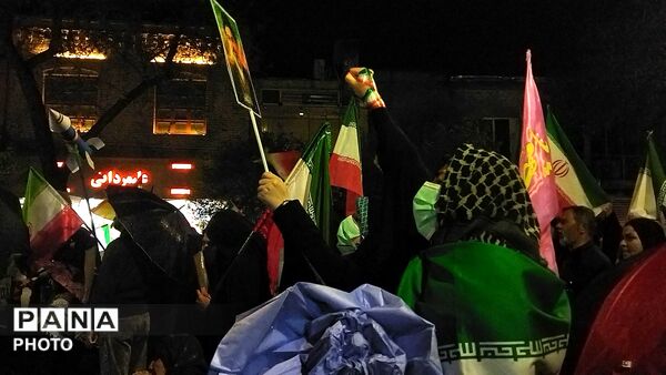 حضور وطن دوستان  نیشابوری زیر باران رحمت در سی و هشتمین شب از اجتماعات مردمی 