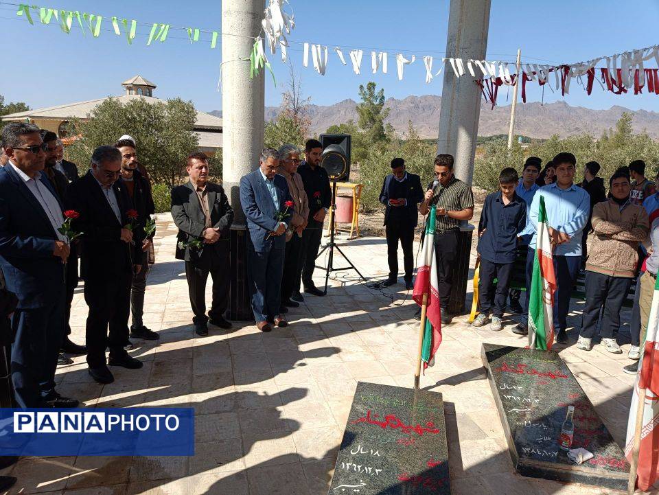 غبارروبی مزار شهدای گمنام دانشگاه آزاد اسلامی واحد کاشمر 