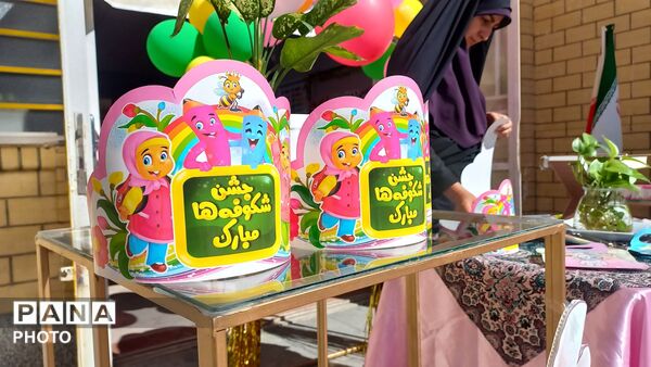 جشن شکوفه‌ها در دبستان سمیه منطقه خزل