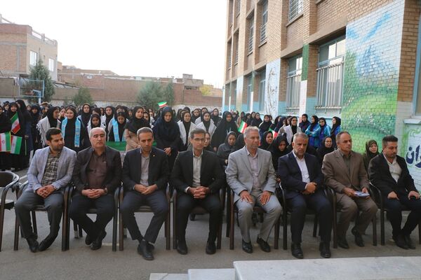 تجلیل مدیرکل آموزش و پرورش آذربایجان غربی از دانش‌آموز سخنران در نشست با رئیس جمهور