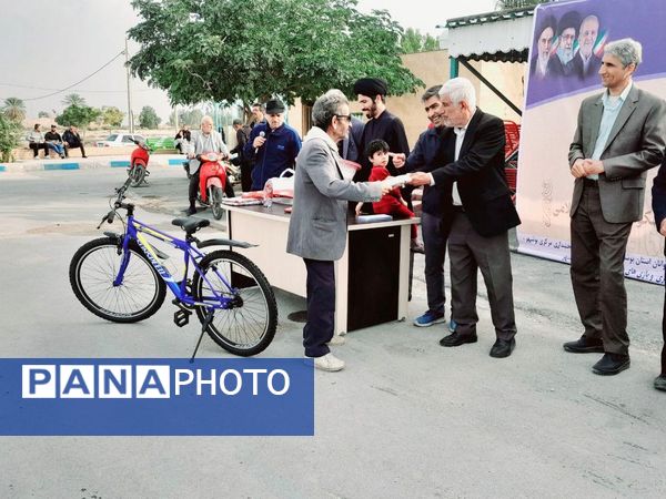 پیاده‌روی خانوادگی در روستای بندرگاه شهرستان بوشهر