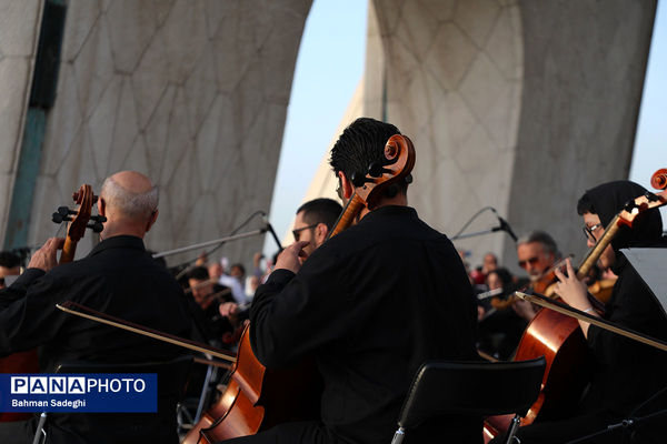 اجرای ارکستر سمفونیک تهران در میدان آزادی