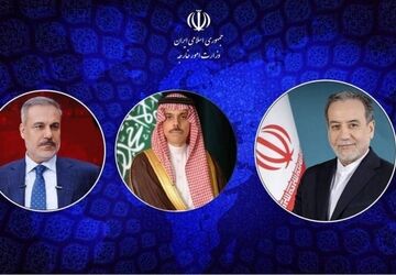 رایزنی تلفنی عراقچی با وزرای خارجه عربستان و ترکیه درباره‌ تنگه هرمز