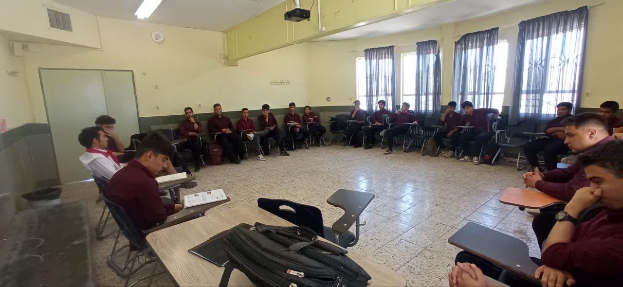 کلاس آموزشی هلال احمر در دبیرستان نمونه آیت الله خامنه ای