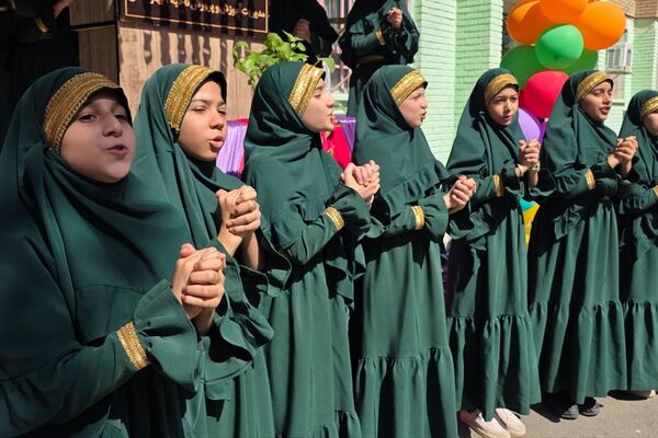 جشن عاطفه‌ها؛ لبریز از مهربانی در دبستان دخترانه قدر بهارستان ۲