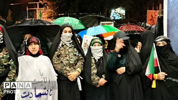 قیام مردم انقلابی کوهدشت زیر بارش الهی