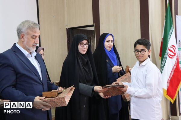 تجلیل از برگزیدگان آموزش ابتدایی در بهارستان یک