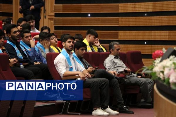 تقدیر از دانش‌آموزان برتر حوزه فرهنگی و هنری در آموزش و پرورش ناحیه یک شهرری