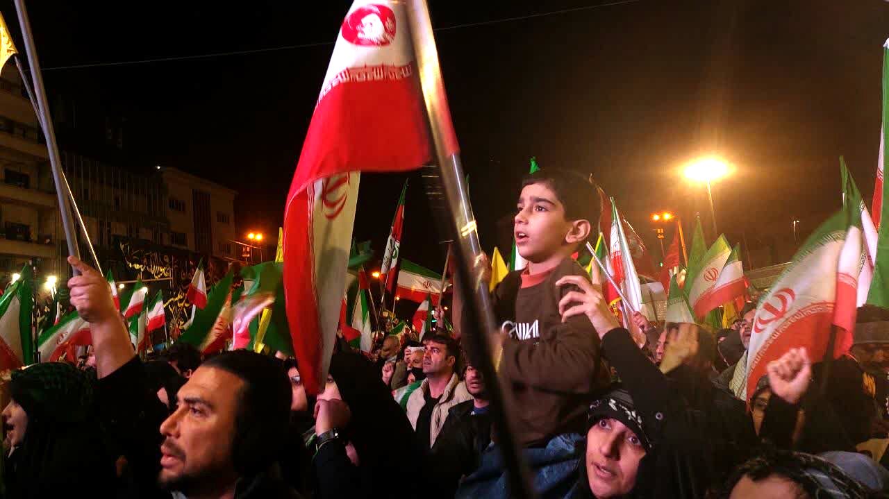 مشت‌های گره کرده مردم در تجمع شبانه میدان انقلاب