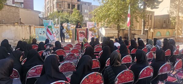 دانش‌آموزان دبیرستان نمونه فضیلت با شوروشوق به استقبال سال تحصیلی جدید رفتند