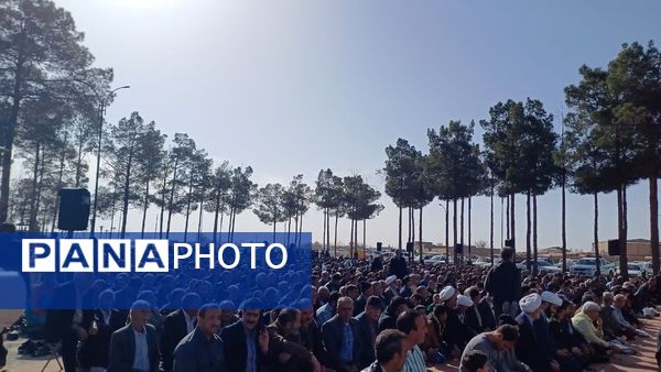 اقامه نماز با شکوه عید فطر به امامت امام جمعه حبیب آباد