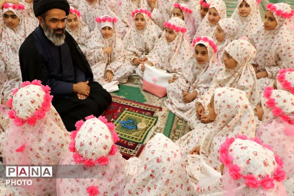 شور و نشاط دانش‌آموزان کوار در جشن‌های شبانه غدیر
