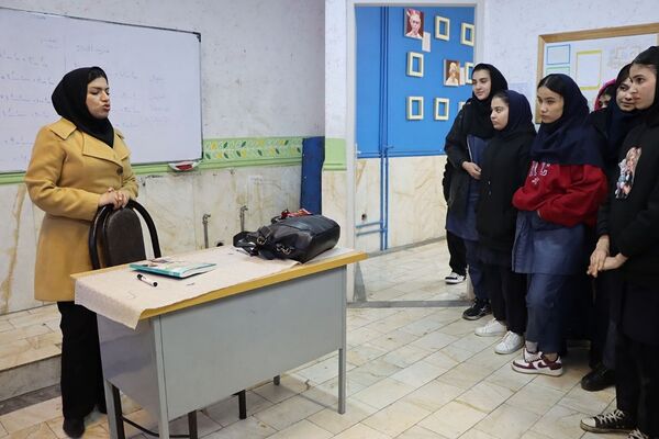 افتتاح نمایشگاه مدرسه انقلاب در هنرستان فنی حرفه‌ای‌کارآفرین شهرستان پیشوا