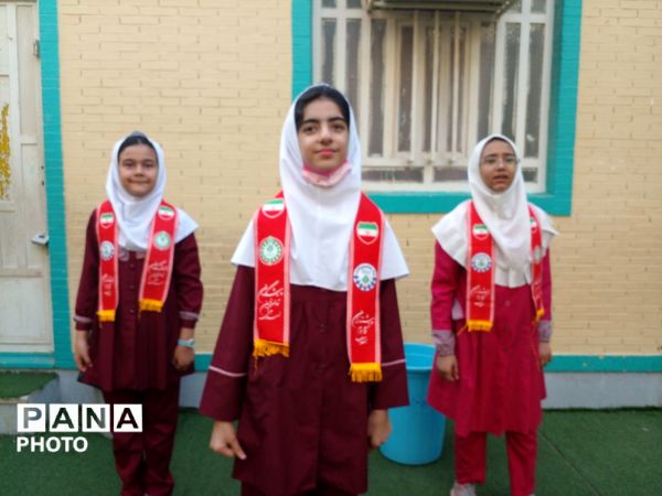 صبحی پرشور و نشاط در مدرسه غیردولتی مریم با اجرای گروه پیشتازان