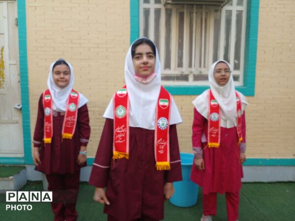 صبحی پرشور و نشاط در مدرسه غیردولتی مریم با اجرای گروه پیشتازان