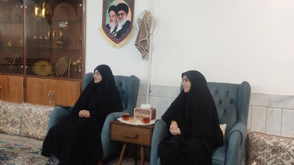 دیدار دانش‌آموزان  دبیرستان۲۲ بهمن با همسر شهید جانباز شیمیایی  شهرضا 