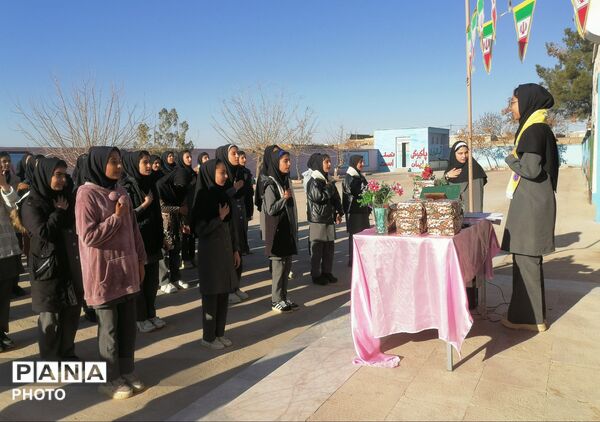 تجلیل از دانش آموزان برتر آموزشی دبیرستان حاج مهدی روحانی خلیل آباد
