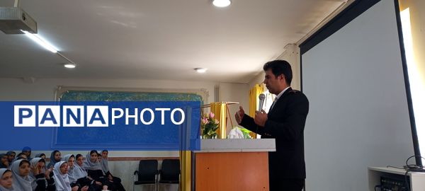 حضور آتش نشان به مناسبت وز آتش نشان و ایمنی در مدرسه نمونه دولتی وکیلی ۱۰