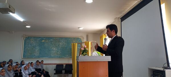 حضور آتش نشان به مناسبت وز آتش نشان و ایمنی در مدرسه نمونه دولتی وکیلی ۱۰