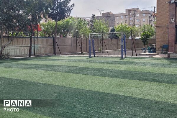 ادای احترام به شهدای دانش‌آموز میناب با رونمایی از زمین چمن و کاشت نهال در بهارستان‌دو