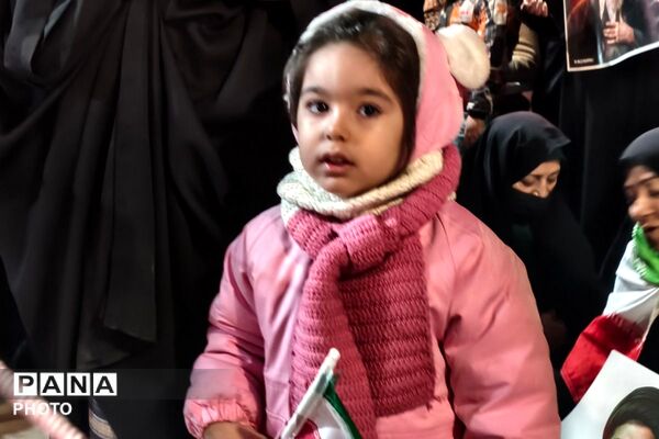 حضور دانش‌آموزان و کودکان بهارستانی در راهپیمایی شبانه «جنگ رمضان»