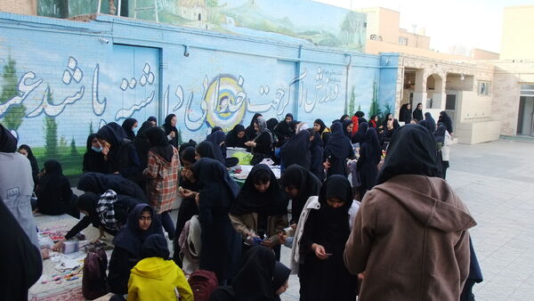 بازارچه کسب و کار دانش‌آموزان دختر در دبیرستان متوسطه اول معلم