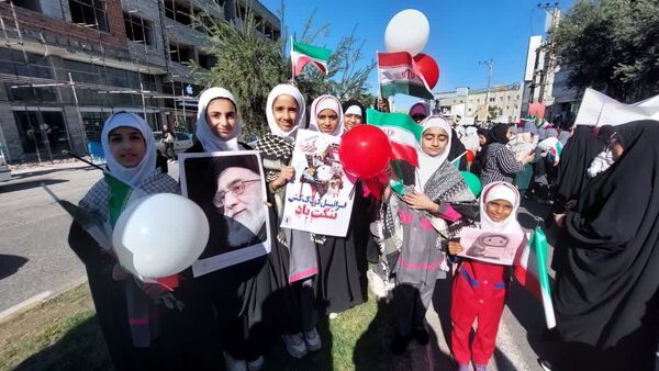 دانش آموزان دبستان بی بی کیا در راهپیمایی ۱۳ آبان