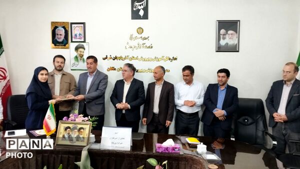تقدیر از دانش آموز خبرنگاران ملکان توسط مدیر آموزش و پرورش