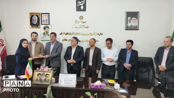 تقدیر از دانش آموز خبرنگاران ملکان توسط مدیر آموزش و پرورش