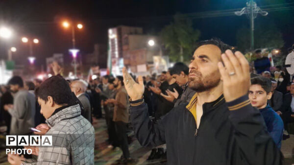 نماز استغاثه به امام زمان (عج) در شصت و دومین قرار عاشقانه، میدان امام خمینی(ره) شهرستان کوهدشت