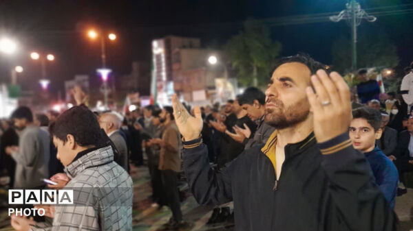 نماز استغاثه به امام زمان (عج) در شصت و دومین قرار عاشقانه، میدان امام خمینی(ره) شهرستان کوهدشت