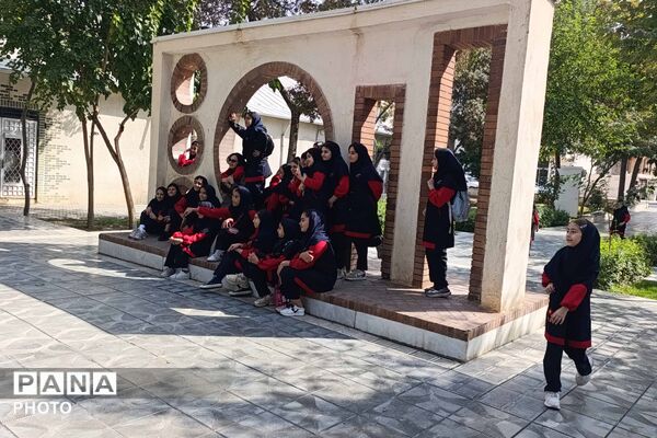 نقاشی دانش‌آموزان دختر در هفته کودک